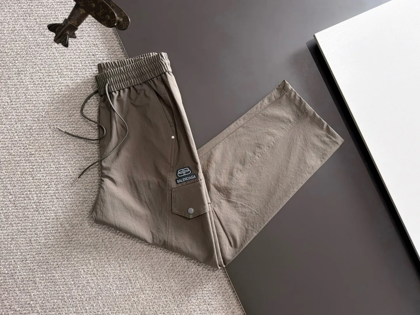 Next day shipment P195 Balenciaga High Quality 2026 Autumn and Winter New Arrival elastic band casual pants, counter-customized fabrics, Breathable, high comfort, impeccable details, brand element design concept, reflecting high quality. It feels delicate and soft! It presents a casual cut and the upper body shape is great! Sizes:S-3XL